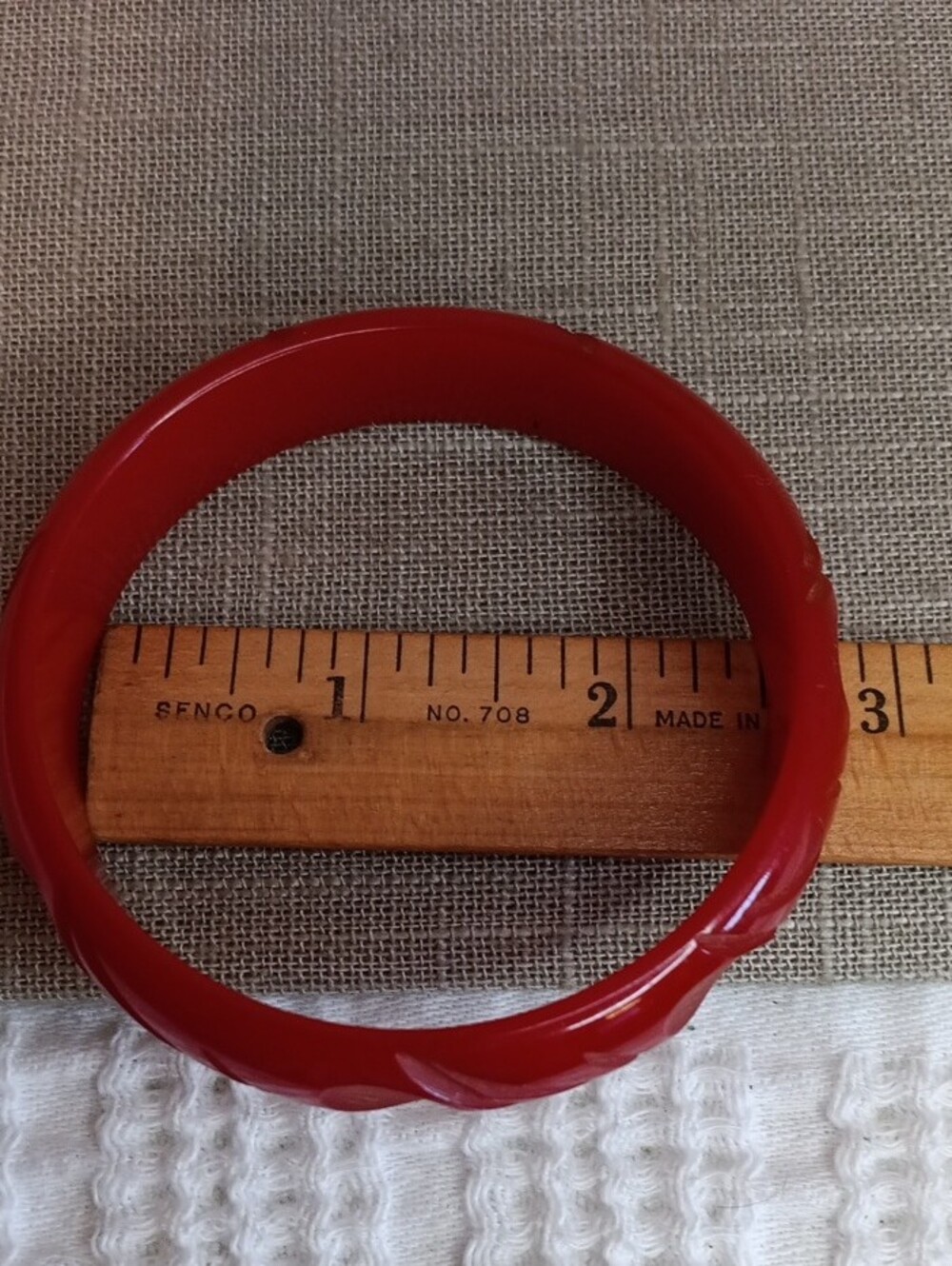 Carved Red Vintage Bakelite Bangle Bracelet - Picture 4 of 5